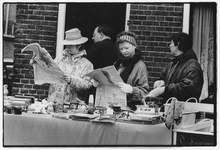 405622 Afbeelding van enkele dames achter een kraam op de vrijmarkt tijdens de viering van Koninginnedag te Utrecht.
